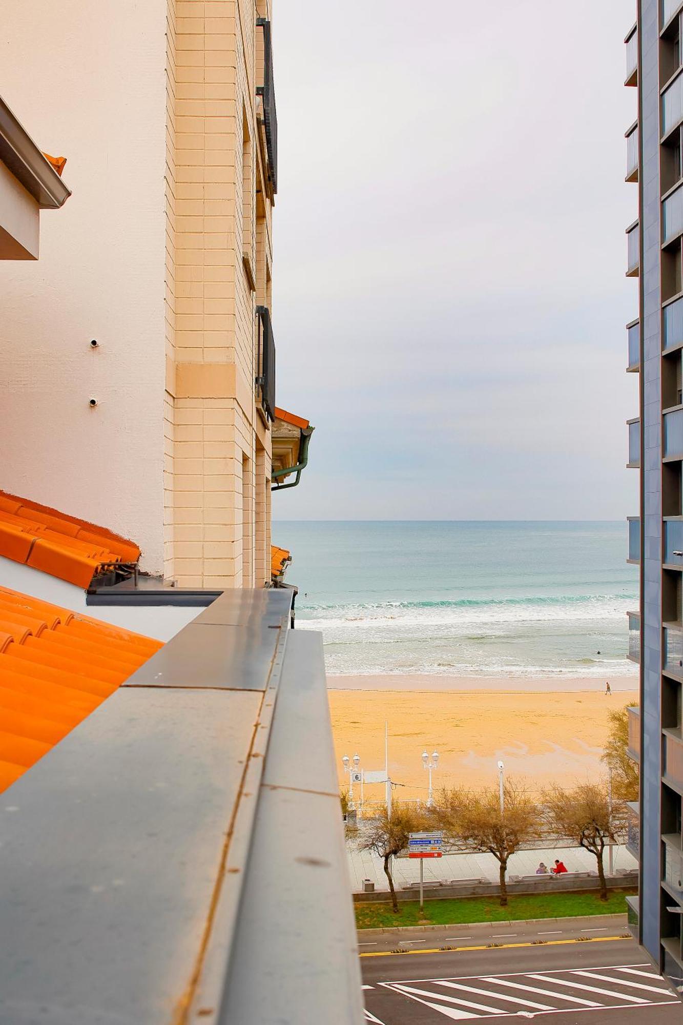 Atico Con Terraza En Playa De San Lorenzo Gijón Eksteriør billede